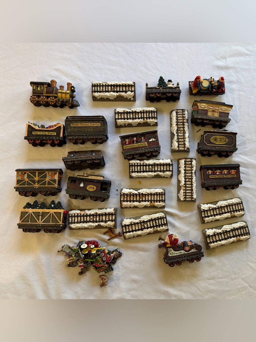 Vtg J C Penney 1998 Decorative Holiday Train Set-14 cars and 10 tracks